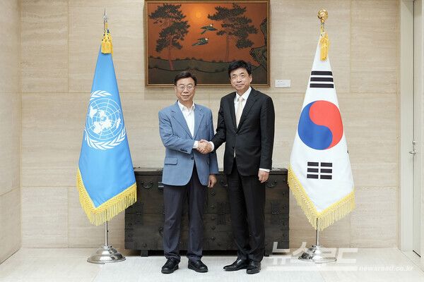 신상진 성남시장이 현지시간 10일 주유엔 대한민국 대표부를 방문해 차지훈 주유엔대사와 기념사진을 찍고 있다./사진=성남시