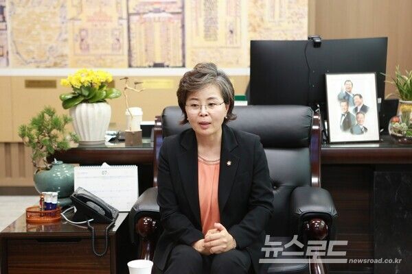 김미경 의장이 정돈되고 흔들림 없는 의회를 강조하며 시민이 체감할 정책도 뒷받침 할 수 있다는 철학을 말하고 있다./사진=뉴스로드 김영식 기자