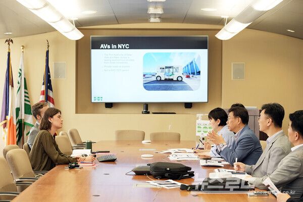 신상진 성남시장이 현지시간 9일 뉴욕시 교통국(New York City Department of Transportation)을 방문해 도시 교통 운영과 자율주행 정책에 대해 의견을 나누고 있다./사진=성남시