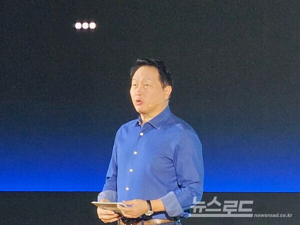 최태원 SK그룹 회장이 SK AI Summit 2025에서 기조연설을 하고 있다. [사진=뉴스로드 최지훈 기자]