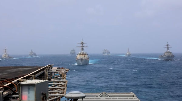 아라비아해를 항해하는 미 항모전단&nbsp; [사진=CENTCOM 홈페이지 화면 갈무리/뉴스로드]