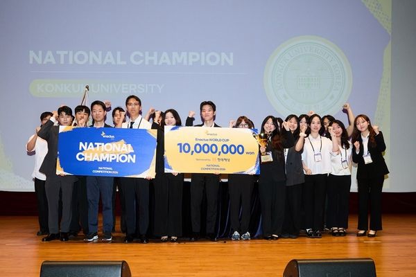 현대해상이 후원하는 2026 ‘인액터스 코리아’ 국내대회가 지난 10일부터 이틀간 고려대학교 인촌기념관에서 개최되었다. 현대해상 정경선 CSO(앞줄 세번째)와 이날 대회에서 우승을 차지한 건국대학교 ‘네모의 꿈’ 팀이 함께 기념촬영을 하고 있다/사진=현대해상 제공