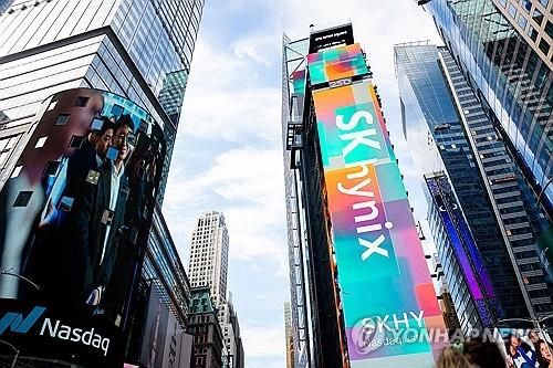 뉴욕 타임스스퀘어의 SK하이닉스 상장 전광판/연합뉴스