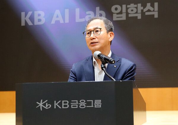 지난 14일, 서울 여의도 KB국민은행 신관에서 진행된 '2026년 상반기 그룹 AI·데이터 혁신 세미나'에서 KB금융그룹 양종희 회장이 임직원들에게 인사말을 하고 있다/사진=KB금융지주 제공
