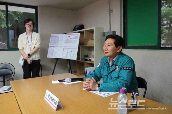 이상일 용인특례시장이 14일 오후 상현동 광교포레듀엔 아파트를 찾아 주민들의 민원 사항을 청취하고 있다./사진=용인시