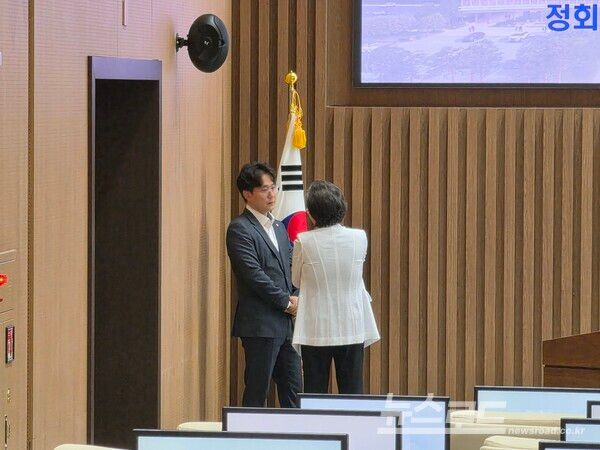 김미경 의장(오른쪽)이 정회를 선포하고 국민의힘 최원용 의원(왼쪽)과 이야기를 나누고 있다./사진=뉴스로드 김영식 기자&nbsp;
