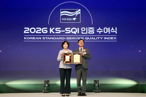 2일 서울시 중구 소재 롯데호텔에서 진행된 ‘2026 KS-SQI 인증 수여식’에서 13년 연속 은행부문 1위 기업으로 선정되고 박현주 신한은행 소비자보호그룹장(왼쪽) 및 문동민 한국표준협회장이 기념촬영 하는 모습