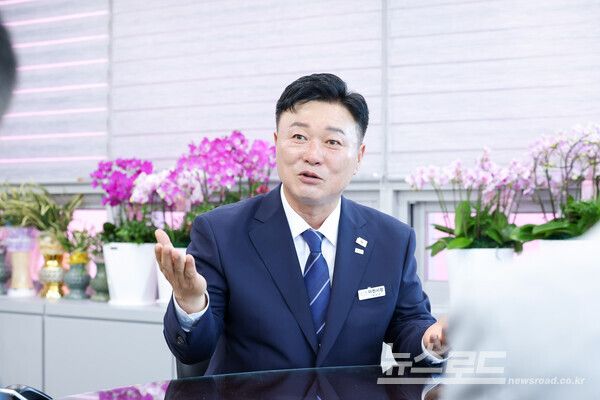 성수석 시장이 민선9기 제1호 공약을 결재했다./사진=이천시