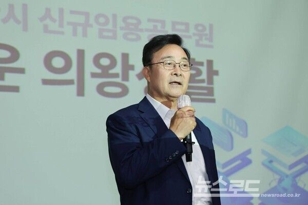 김성제 시장이 신규공무원들과의 대화에서 인사말을 하고 있다./사진=김성제 시장 페이스북