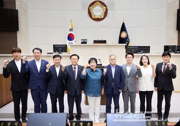 용인시의회 의장 및 부의장, 상임위원장이 기념촬영을 하고 있다./사진=용인시의회