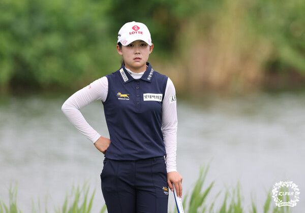 황유민이 제16회 롯데오픈 1R 12번홀 그린을 파악하고 있다./사진=KLPGA