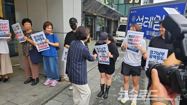추미애 지사가 시민들과 악수를 나누고 있다./사진=뉴스로드 김영식 기자&nbsp;