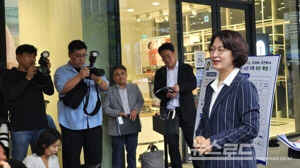 추미애 지사가 '경기편하G버스' 신규 노선 확대 계획 발표에 앞서 기자들과 인사를 나누고 있다/사진=뉴스로드 김영식 기자&nbsp;