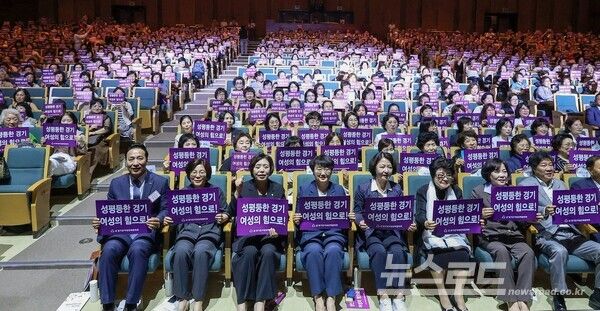 추미애 지사를 비롯해 이금자 경기도여성단체협의회 이사장, 윤자희 회장 등 여성단체 대표와 고은정 경기도의회 부의장 및 도의원, 김용성 도의회 여성가족평생교육위원회 위원장, 김보라 안성시장, 신계용 과천시장, 유관기관 대표, 시장·군수 배우자 등 여성단체 회원과 유관기관 관계자들이 기념촬영을 하고 있다/사진=신계용 시장 페이스북