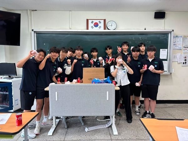 슈퍼크리스피 '스쿨어택' 2회차 당첨 학급인 대구반도체마이스터고 학생들이 기념사진을 촬영하고 있다./사진제공=