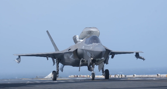 아라비아해에서 작전 중인 항모에서 F-35B 수직이착륙가 이륙 준비를 하는 모습 [사진=CENTCOM X 영상 갈무리/뉴스로드]