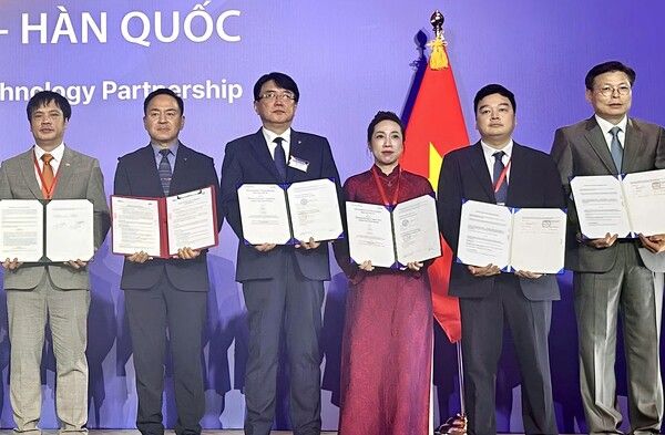 지난 4월 23일 대우건설은 하노이 JW메리어트호텔에 마련된 한-베 MOU체결식에서 사이공텔과 ‘베트남 데이터센터 사업 공동참여를 위한 업무협약을 체결했다. 사진 가운데 왼쪽 한승 대우건설 글로벌인프라본부장과 가운데 오른쪽 응우옌 캄 푸어 사이공텔 CEO>