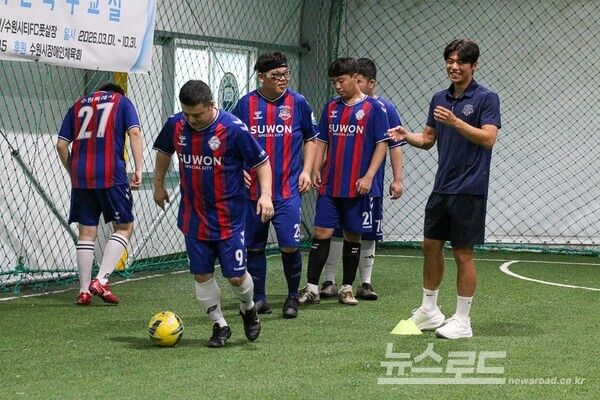 수원FC선수가 돌고래FC 선수들에게 드리블 연습을 알려주고 있다./사진=수원FC