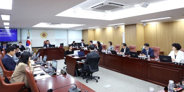 사진=서울시의회. 도시안전건설위원회 회의 장면