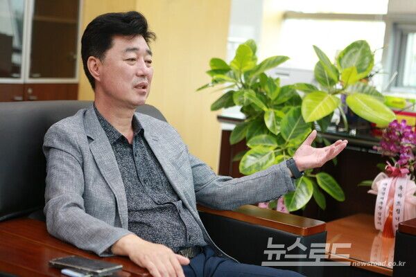 안광환 의원이&nbsp;지역상권·소상공인 지원예산이 실제 효과를 내고 있는지 검증 계획에 대해 답하고 있다./사진=뉴스로드 김영식 기자&nbsp;