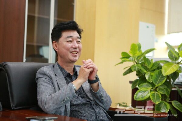안광환 의원이 경제환경위원장으로서 가장 중점을 두는 철학에 대한 답을 하고 있다./사진=뉴스로드 김영식 기자&nbsp;
