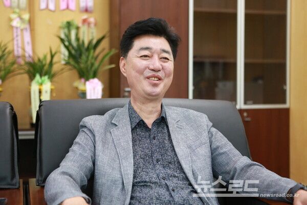 안광환 의원이 9대 선거에서 낙선한 4년간&nbsp;활동을 말하며 환하게 웃고 있다./사진=뉴스로드 김영식 기자