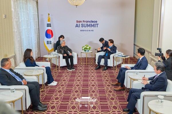이 대통령이 젠슨황 CEO와 얘기하는 모습 [사진=청와대]