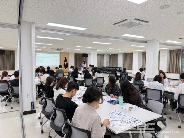 통합사례관리 담당자를 대상으로 역량강화 교육을 하고 있다./사진=시흥시