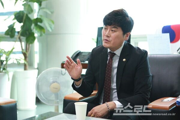 안치용 의원이 용인시의회 10대 전반기 경제환경위원회에서 활동에 대한 각오를 말하고 있다./사진=뉴스로드 김영식 기자&nbsp;
