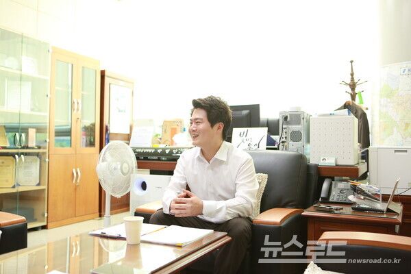 박 위원장이 청년 정치를 꿈꾸는 이들에게 한마디를 청하자 자신의 일화를 꺼내며 환하게 웃고 있다./사진=뉴스로드 김영식 기자&nbsp;