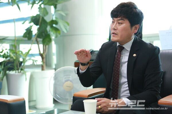 안 위원장이 향후 챙겨야 할 실무 현안으로 지역화폐의 낮은 1인당 지급액과 접속 지연 문제를 언급하고 있다./사진=뉴스로드 김영식 기자&nbsp;