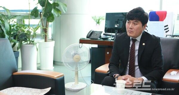안치용 의원이&nbsp;소상공인·전통시장 지원 방안에 대한 인터뷰 질의를 듣고 있다./사진=뉴스로드 김영식 기자