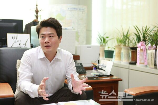 박 위원장이 의원들에게 태블릿PC를 지급해 민원 현장에서 바로 기록하고 상임위장에서 질의자료를 확인할 수 있도록 지원하는 방안을 말하고 있다./사진=뉴스로드 김영식 기자&nbsp;