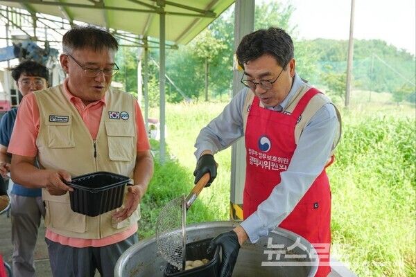 최원용 시장이&nbsp;폭염 속 취약계층 지원 활동을 함께하고 있다./사진=최원용 시장 페이스북