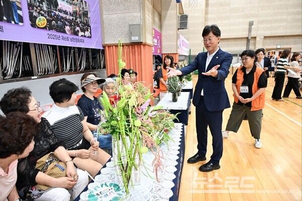 이민근 시장이 신길동 주민총회에서 시민들과 대화를 나누고 있다/사진=이민근 시장 페이스북