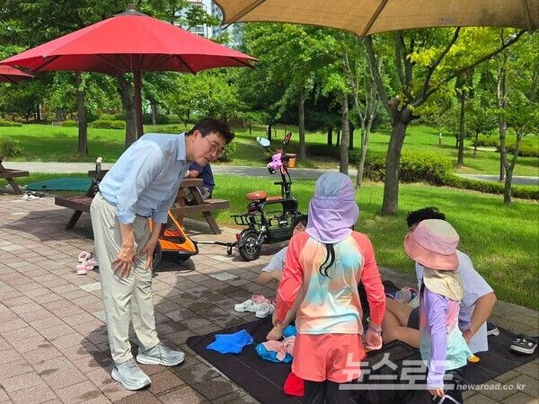최원용 시장이 신흥근린공원 물놀이장을 찾아 학부모와 학생들의 목소리를 청취하고 있다./사진=최원용 시장 페이스북