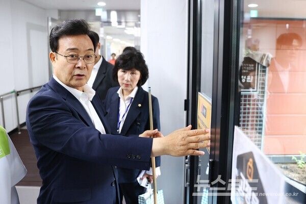김성제 시장이 사랑채노인복지관 당구장 증축 완료 현장을 둘러보고 있다./사진=의왕시