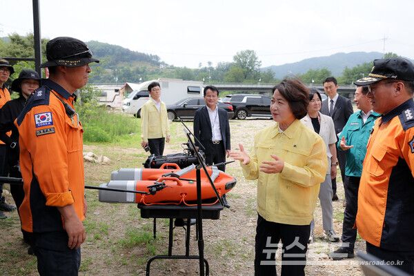 추미애 지사가 광탄리유원지를 찾아 119시민수상구조대 운영 상황과 수난사고 구조·구급 대응태세를 점검하고 있다./사진=경기도&nbsp;