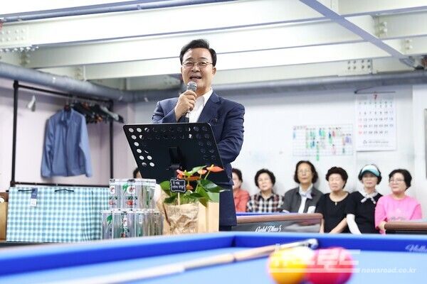 김성제 시장이 사랑채노인복지관 당구장 증축 개장식에서 축사를 하고 있다./사진=의왕시