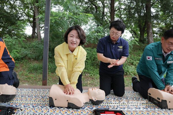 추미애 지사가 응급처치 교육을 시연하고 있다./사진=경기도&nbsp;