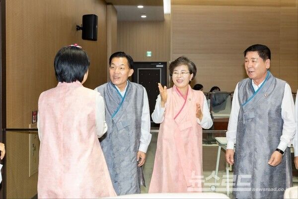 이재준 시장, 김미경 의장, 유재광 부의장이 기념촬영 후 대화를 나누고 있다(왼쪽부터)./사진=이재준 시장 페이스북