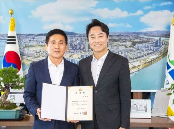 김경대 용산구청장(오른쪽)이 신임 김성철 갈등관리조정관과 기념촬영을 하고 있다. /사진제공=용산구&nbsp;