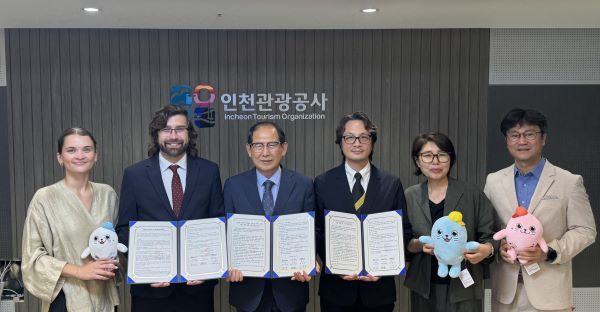 로보텍스 세계대회 성공개최를 위한 업무협약 체결 기념 단체 사진. 왼쪽부터 카르멜 텔리스 주한에스토니아 부대사, 네이슨 매칠라 로보텍스 CEO, 인천관광공사 유지상 사장, 인터내셔널로봇교육협회 이용우 대표, 인천관광공사 관광마케팅실 김지안 실장, MICE뷰로 홍정수 팀장 [출처=인천관광공사]