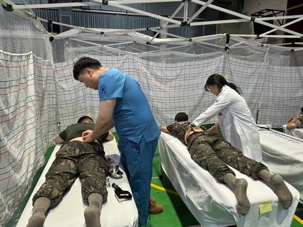 자생한방병원 의료진이 제7기동군단 장병 대상 의료봉사에서 한의통합치료를 하고 있다/사진=자생한방병원 제공
