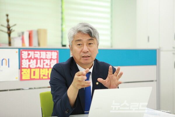 장철규 대표의원이 인터뷰 질의에 답을 하고 있다./사진=뉴스로드 김영식 기자&nbsp;