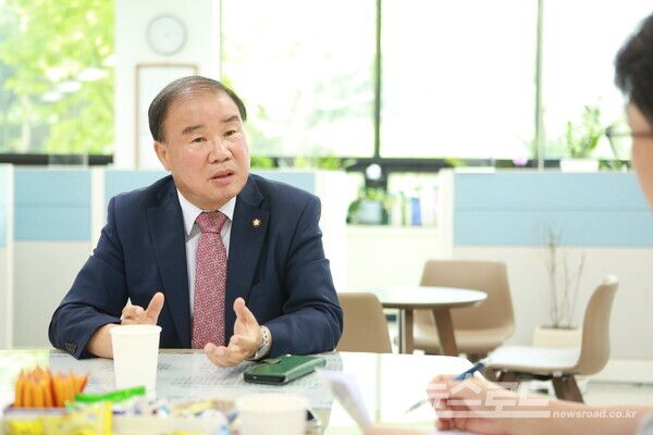 김정주 의원이 인터뷰를 진행하고 있다./사진=뉴스로드 김영식 기자