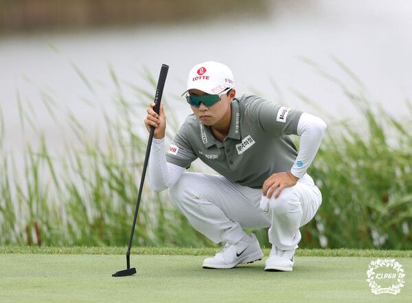 김효주가 제16회 롯데오픈 FR 5번홀에서 그린을 파악하고 있다./사진=KLPGA