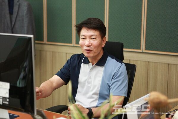 곽도용 수원문화재단 대표가 인터뷰에 답을 하고 있다./사진=뉴스로드 김영식 기자&nbsp;