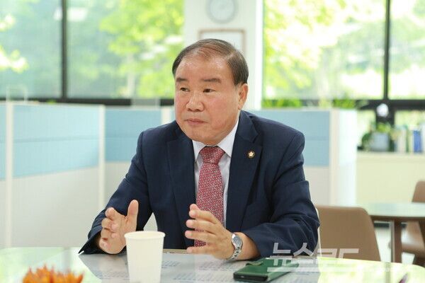 제10대 화성특례시의회 국민의힘 교섭단체 대표의원으로 선출된 김정주 의원이 인터뷰를 진행하고 있다./사진=뉴스로드 김영식 기자
