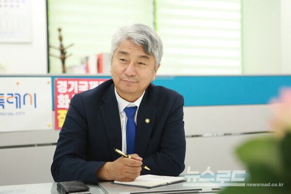 화성특례시의회 더불어민주당 교섭단체 장철규 대표의원이 인터뷰 질의를 듣고 있다./사진=뉴스로드 김영식 기자&nbsp;